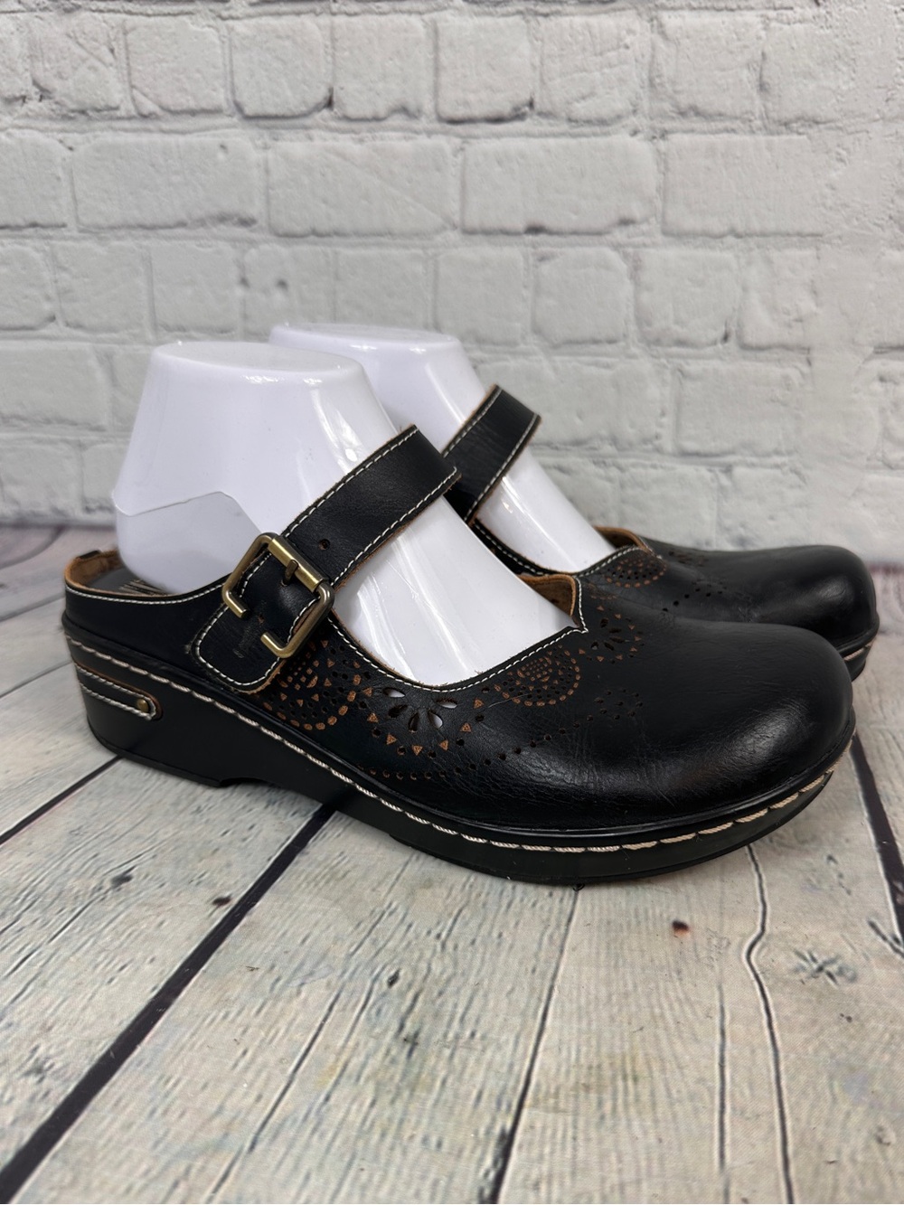 L'Artiste by Spring Step Aneria black leather clogs size 42